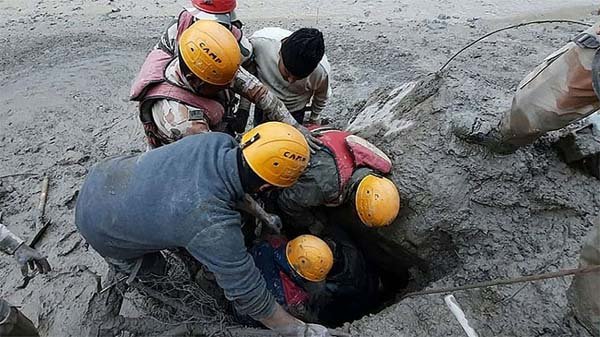 অবশেষে আটকে পড়া শ্রমিকদের কাছাকাছি উদ্ধারকারী দল