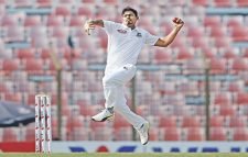 দিনের প্রথম বলেই তাইজুলের আঘাত