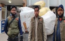 চোরাচালান ভর্তি পিকআপ ফেলে পালাল তিন চোরাকারবারি