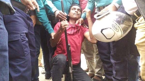 চৌহাট্টায় সংঘর্ষের সময় আগ্নেয়াস্ত্রসহ একজন গ্রেপ্তার