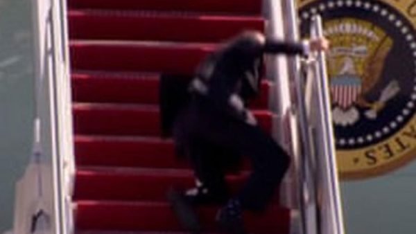  তিন-তিনবার হোঁচট খেলেন বাইডেন