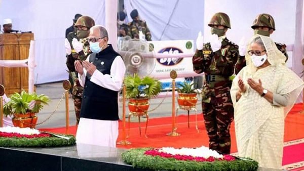 বঙ্গবন্ধুর প্রতিকৃতিতে রাষ্ট্রপতি ও প্রধানমন্ত্রীর শ্রদ্ধা