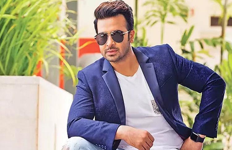 শাকিব খানকে একনজর দেখতে হাজারও মানুষের অপেক্ষা