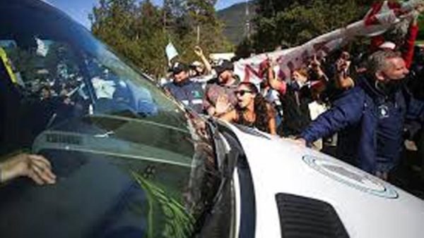 আর্জেন্টিনার প্রেসিডেন্টের গাড়িতে হামলা