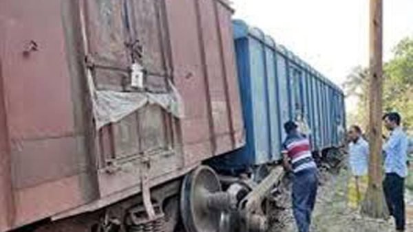 মালবাহী ট্রেন লাইনচ্যুত, কর্মকর্তা বরখাস্ত