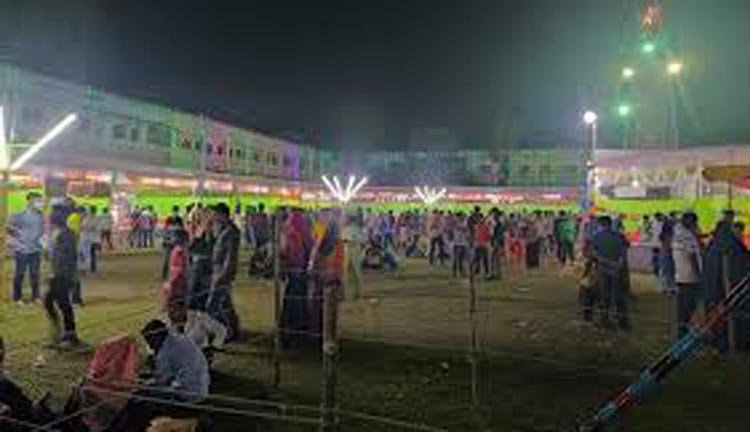 ফ্রি মাস্ক দিচ্ছে পুলিশ, পরছে না দর্শনার্থীরা