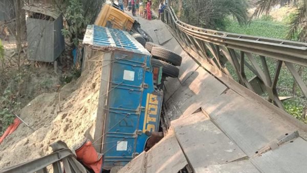 ব্রিজ ভেঙে ট্রাক খালে, যান চলাচল বন্ধ
