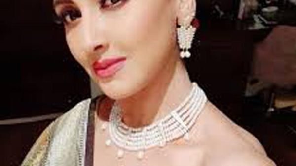 টিকা নিয়ে অসুস্থ রচনা ব্যানার্জী