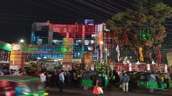 রঙিন আলোয় আলোকিত নগরী
