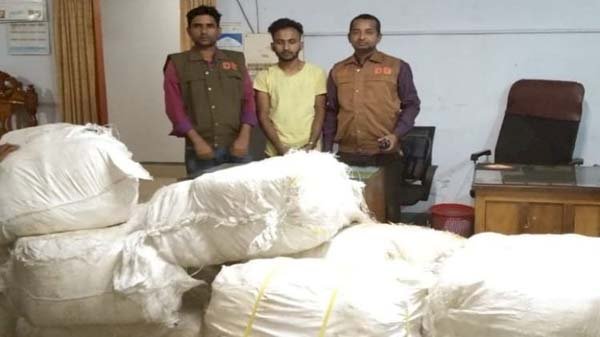 জৈন্তাপুরে ভারতীয় কাপড়সহ চোরাকারবারি আটক