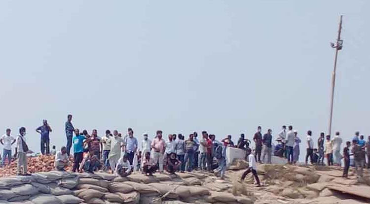ফেরি না পেয়ে শিমুলিয়া ঘাটে শত শত যাত্রীর বিক্ষোভ