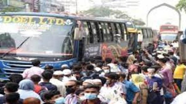 বাসে উঠতে না পেরে রাস্তা আটকে বিক্ষোভ