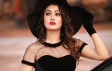 পরিবারের আপত্তি, মিডিয়া ছাড়লেন শাকিবের নায়িকা