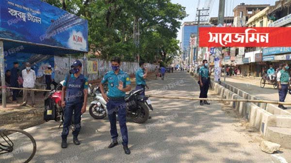 কঠোর হচ্ছে পুলিশ, নগরে বিভিন্ন পয়েন্টে বাঁশ ফেলে যান চলাচল রোধ