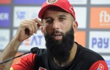 মইন আলির জার্সি থেকে সরিয়ে নেওয়া হচ্ছে মদের বিজ্ঞাপন