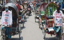 লকডাউনে ত্রাণের দাবিতে বরিশালে রিকশা মিছিল