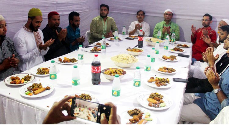 মক্তব খানায় এতিমদের মাঝে ইফতার বিতরণ ও দোয়া মাহফিল