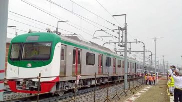 প্রথমবারের মতো চলেছে মেট্রোরেল