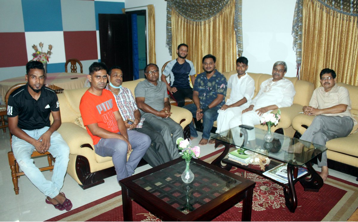 আ’লীগ নেতা কিনু মিয়ার পরিবারের সাথে শমশের জামালের সাক্ষাৎ