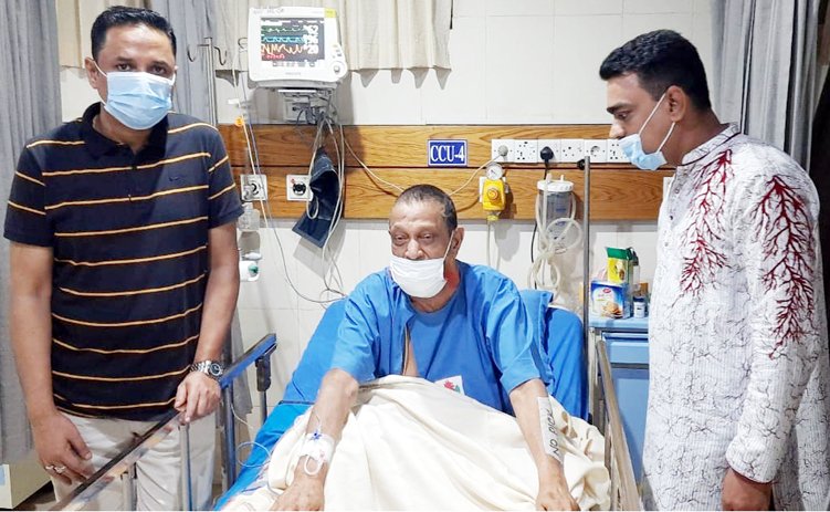 সভাপতি মকন মিয়ার শয্যাপাশে মহানগর ব্যবসায়ী ঐক্য কল্যান পরিষদ নেতৃবৃন্দরা