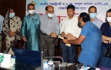 পররাষ্ট্রমন্ত্রীর স্বেচ্ছাধীন তহবিলের দরিদ্রদের মাঝে চেক বিতরণ