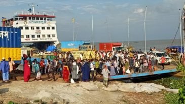 মানুষের চলাচল থামানো যাচ্ছে না, নিরুপায় পুলিশ