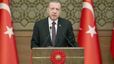 ভাসানচর এবং কক্সবাজারে থাকা রোহিঙ্গাদের অবস্থা সরজমিনে দেখতে ঢাকা সফরে আসা জাতিসংঘের অ্যাসিস্ট্যান্ট হাই কমিশনার ফর প্রটেকশন গিলিয়ান ট্রিগস ও অ্যাসিস্ট্যান্ট হাই কমিশনার ফর অপারেশনস রাউফ মাজুও প্রায় অভিন্ন সুরে  বলেছেন, বাংলাদেশসহ সব জায়গা শরণার্থীদের পাশে থাকবে ইউএনএইচসিআর। তাদের ভাষ্যটি ছিল ‘ রোহিঙ্গাদের পাশে আমরা অতীতেও ছিলাম, ভবিষ্যতেও থাকবো।’ এ সময় তারা করোনা থেকে রক্ষায় রোহিঙ্গাদের জন্য বাংলাদেশ সরকার যা করেছে তার ভূয়সী প্রশংসা করেন। ভাসানচরের পরিবেশ বিষয়েও তারা ইতিবাচক প্রতিক্রিয়া ব্যক্ত করেন। বলেন, ভাসানচরে রোহিঙ্গাদের বসবাসের জায়গা কক্সবাজারের চেয়ে ভালো। এখানে অর্থায়ন নিয়ে আলোচনা করা হবে। রোহিঙ্গাদের সহায়তায়, পুনর্বাসনে ভাসানচরে যুক্ত হবে জাতিসংঘ। বুধবার সকালে পররাষ্ট্রমন্ত্রী ড. একে আবদুল মোমেনের সঙ্গে বিদায়ী বৈঠক শেষে তারা এসব কথা বলেন। এ সময় যৌথ সংবাদ  ব্রিফিংয়ে মন্ত্রী বলেন, পালিয়ে আসার চার বছরেও দেশে ফিরতে না পেরে হতাশ রোহিঙ্গারা।     যে কারণে তারা ভাসানচরে বিক্ষোভ দেখিয়েছে।  রাষ্ট্রীয় অতিথি ভবনে অনুষ্ঠিত বৈঠকের পর পররাষ্ট্র মন্ত্রী আরও বলেন, রোহিঙ্গারা কী করবে, তারা তাদের ভবিষ্যৎ দেখতে পাচ্ছে না। তাদের বাচ্চাদের পড়ালেখা নাই। তাদের মধ্যে হতাশা বিরাজ করছে। ফলে তারা নিজ দেশে না হয় তৃতীয় কোন দেশে যেখানে উন্নত জীবন-জীবিকার ব্যবস্থা রয়েছে সেখানে তারা ফিরতে চায়। পররাষ্ট্র মন্ত্রী বলেন, আমরা তাদের রাখাইনে বেশি ফোকাস করতে বলেছি। সেখানে প্রত্যাবাসনই প্রকৃত সমাধান।   এসময় জাতিসংঘের আবাসিক সমন্বয়কারী মিয়া সেপ্পো ও পররাষ্ট্র সচিব মাসুদ বিন মোমেন উপস্থিত ছিলেন। 