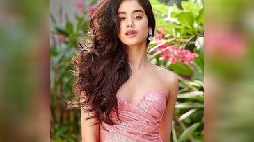 ঝড় তুললেন শ্রীদেবী কন্যা