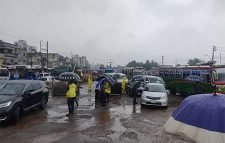 রাজধানীর প্রবেশমুখে কড়াকড়ি, ফিরিয়ে দেয়া হচ্ছে বাইরের বাস, দুর্ভোগ