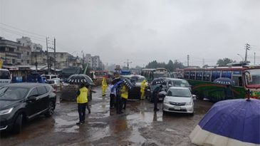 রাজধানীর প্রবেশমুখে কড়াকড়ি, ফিরিয়ে দেয়া হচ্ছে বাইরের বাস, দুর্ভোগ