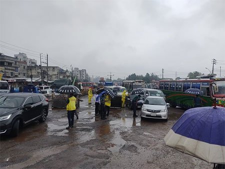 রাজধানীর প্রবেশমুখে কড়াকড়ি, ফিরিয়ে দেয়া হচ্ছে বাইরের বাস, দুর্ভোগ
