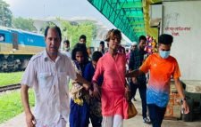 সিলেটে ট্রেনযাত্রীকে মারধর, ৩ হিজড়া আটক