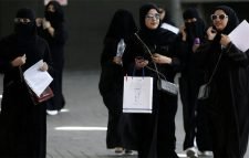 সৌদি নারীরা একা থাকার অনুমতি পাচ্ছেন