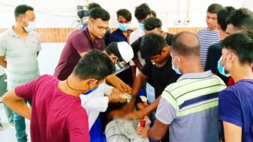 মোবাইল নিয়ে বিরোধ, স্কুলছাত্রকে কুপিয়ে জখম