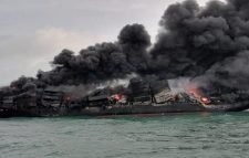 শ্রীলঙ্কায় আগুনে পুড়ে ডুবছে রাসায়নিকবাহী জাহাজ