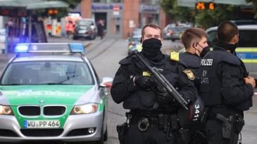 ছুরি হামলার ঘটনায় ৩জন নিহত