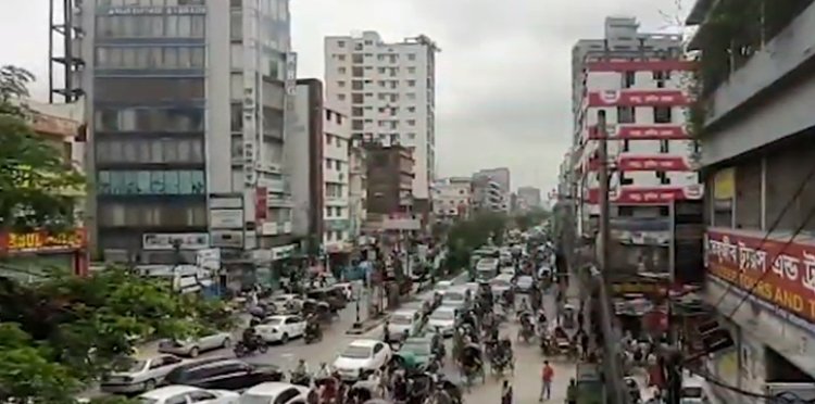 কঠোর লকডাউনে অবাধে চলছে ব্যক্তিগত গাড়ি