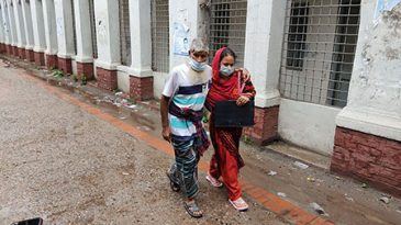 ‘অ্যাম্বুলেন্স ভাড়া চায় ৯ হাজার টাকা, আছে ২ হাজার টাকা’