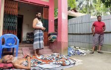 অসুস্থ পিতাকে ঘরের বাইরে ফেলে রাখলো সন্তানরা