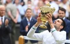 উইম্বলডন জিতে ফেদেরার-নাদালকে ছুঁলেন জকোভিচ