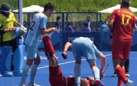 স্পেনের খেলোয়াড়কে হকি স্টিক দিয়ে পেটালেন এক আর্জেন্টাইন!