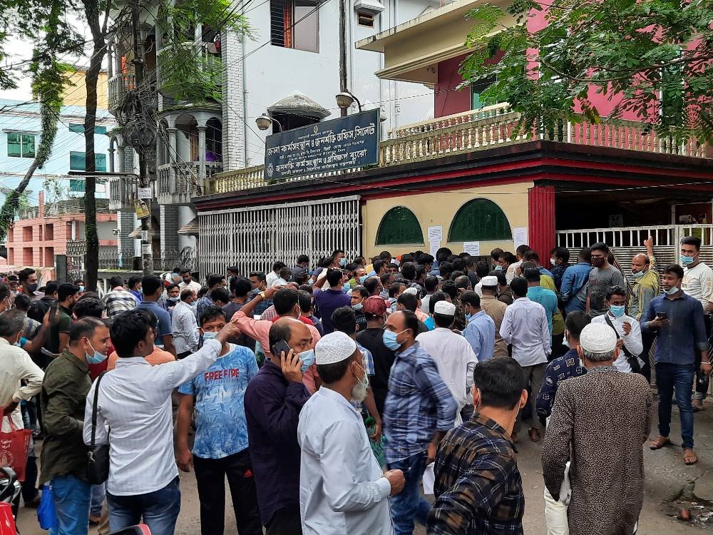 সিলেটে টিকা নিবন্ধনে প্রবাসীদের ভোগান্তি, অতিরিক্ত ৩৫০-৬০০ টাকা হাতিয়ে নেয়া হচ্ছে