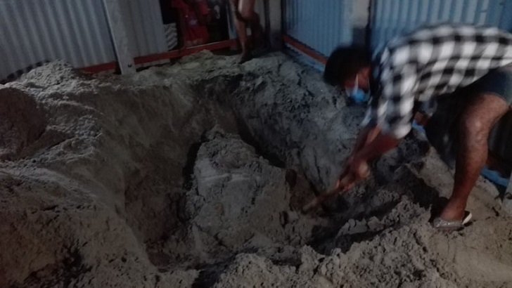 মাটি খুঁড়ে পাওয়া গেল মা-মেয়ের লাশ