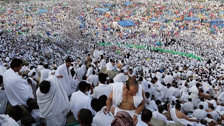 লাব্বাইক ধ্বনিতে মুখরিত হচ্ছে আরাফাতের ময়দান
