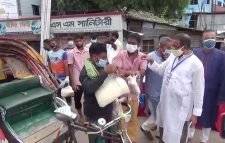মৌলভীবাজারে রিক্সা চালকদের চাল ও মোরগ বিতরণ