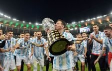 অবশেষে ব্রাজিলকে হারিয়ে মেসির হাতে শিরোপা