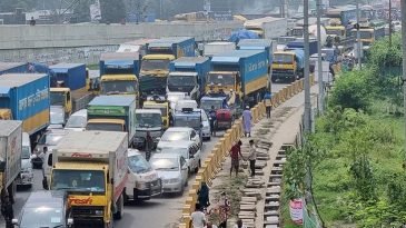 ঢাকা-চট্টগ্রাম ও ঢাকা-সিলেট মহাসড়কে শ্রমিক বিক্ষোভ