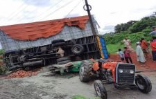 ফাঁকা সড়কে ট্রাক্টরে কাভার্ডভ্যানের ধাক্কা, নিহত ৩