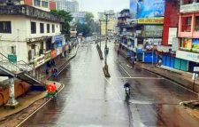 লকডাউন : সিলেটে বৃষ্টির দিনেও কঠোর পুলিশ