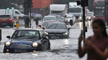 লন্ডনে দেখা দিয়েছে আকস্মিক বন্যা